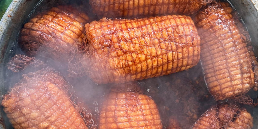 チャーシューが煮込まれている画像